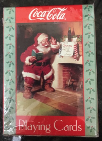 02585-1 € 5,00 coca cola speelkaarten kerstman staand bij openhaard.jpeg